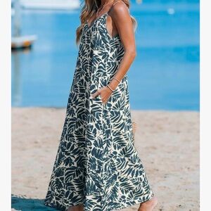 The Cupshe Navy Leaf Print Maxi Dress in size M is a stylish and versatile piece